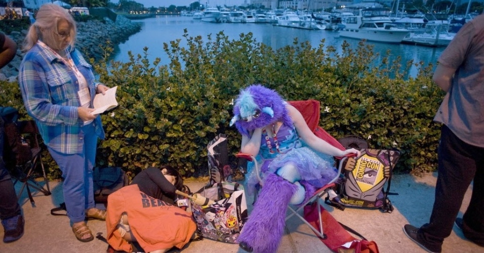 20.jul.2013 - Cosplayers dormem na fila para assistir às apresentações durante a Comic-Con - David Maung/EFE