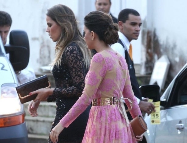 20.jul.2013 -  Mariana Rios optou por um vestido rosa rendado para ir ao casamento da amiga