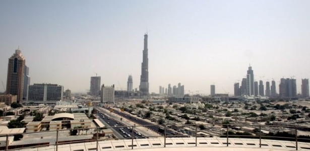 Vista da cidade de Dubai, cortada pelo arranha-céu Burj Dubai - Ali Haider/Efe