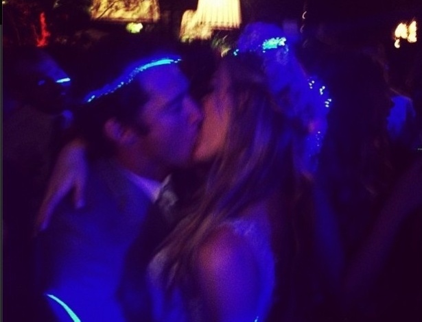 20.jul.2013 - Durante a festa de casamento, o diretor criativo da Auslande,  Ricardo Bräutigam, publicou em seu Instagram uma foto dos noivos se beijando na pista de dança