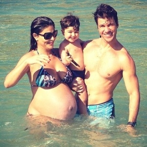 Juliana Paes passa dia na praia com o marido e o filho, antes de dar entrada na maternidade
