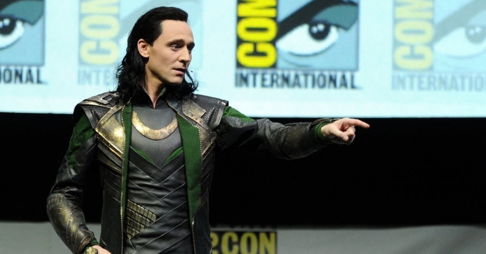 20.jul.2013 - Vestido como o irmão maligno de Thor, Loki, o ator Tom Hiddlestone anuncia o novo trailer de "Thor: O Mundo Sombrio" - Kevin Winter/AFP