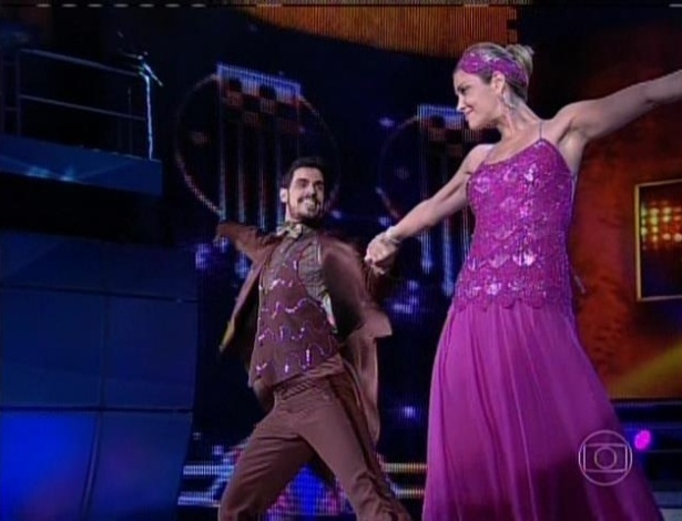 21.jul.2013 - A modelo Ana Beatriz Barros foi a segunda a se apresentar e dançou com o bailarino Rodrigo Ramalho