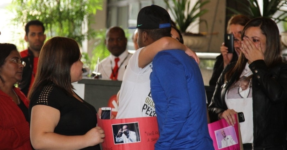 21.jul.2013 - Com mensagens escritas em cartazes, fãs aguardam saída do Thiaguinho do hospital Sírio Libanês, em São Paulo - AgNews