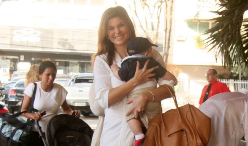 21.jul.2013 - Cristiane Oliveira almoça com o neto