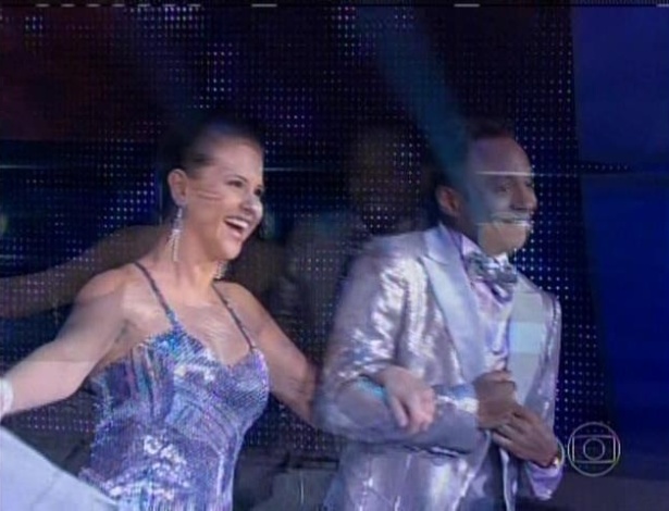 21.jul.2013 - O ex-jogador de futebol Edilson e a bailarina Lidiane Rodrigues dançam foxtrote na respecagem do "Dança"