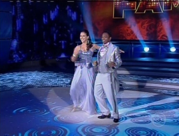 21.jul.2013 - O ex-jogador de futebol Edilson e a bailarina Lidiane Rodrigues dançam foxtrote na respecagem do "Dança"
