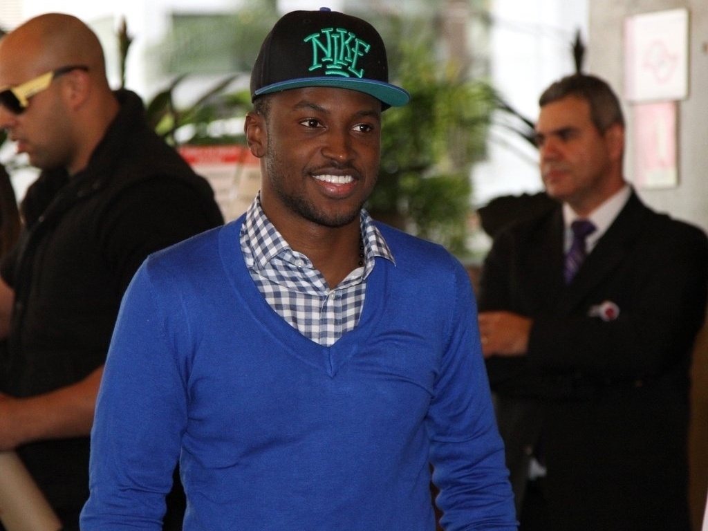 21.jul.2013 - Thiaguinho deixa o hospital Sírio Libanês, em São Paulo, e vai para casa, onde ficará em repouso. O cantor terá que fazer novos exames - AgNews