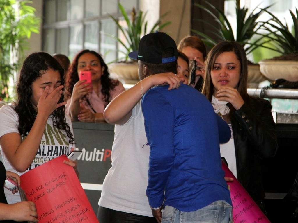 21.jul.2013 - Thiaguinho é abraçado por fãs que aguardavam sua saída do hospital Sírio Libanês, em São Paulo - AgNews