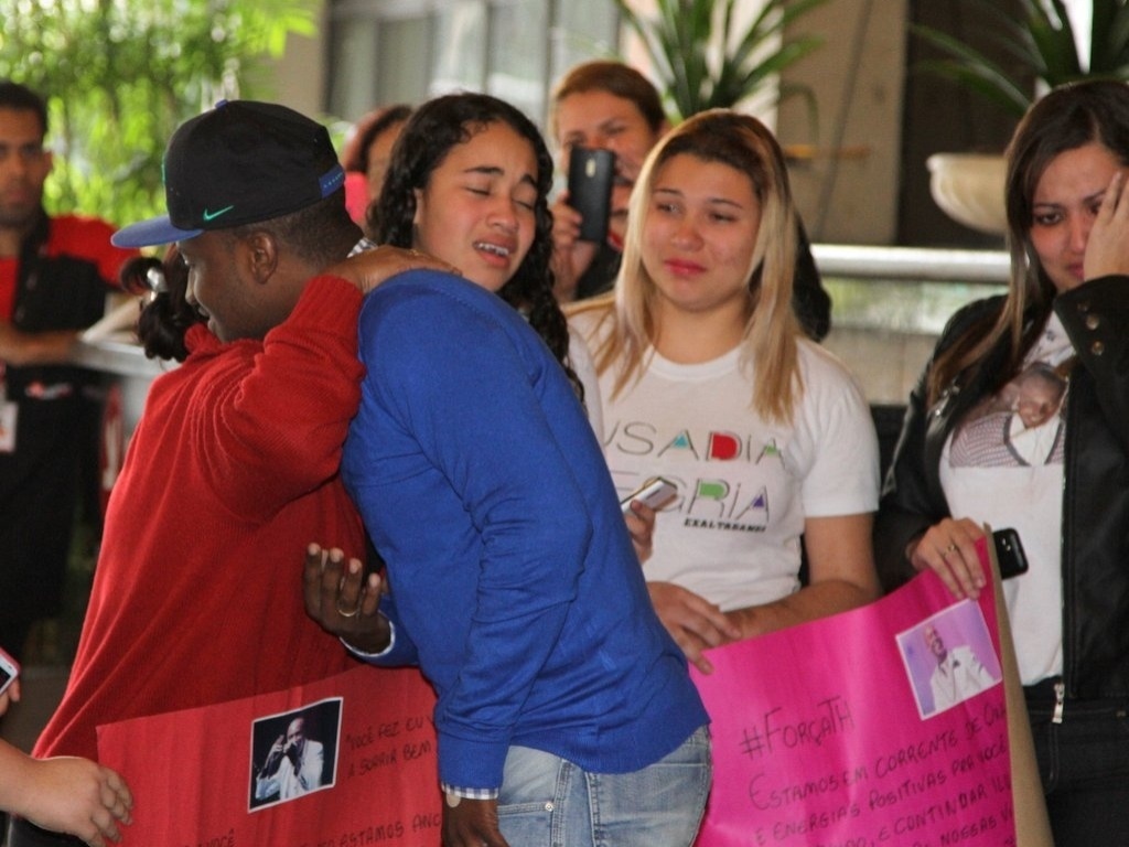 21.jul.2013 - Thiaguinho é abraçado por fãs que aguardavam sua saída do hospital Sírio Libanês, em São Paulo - AgNews