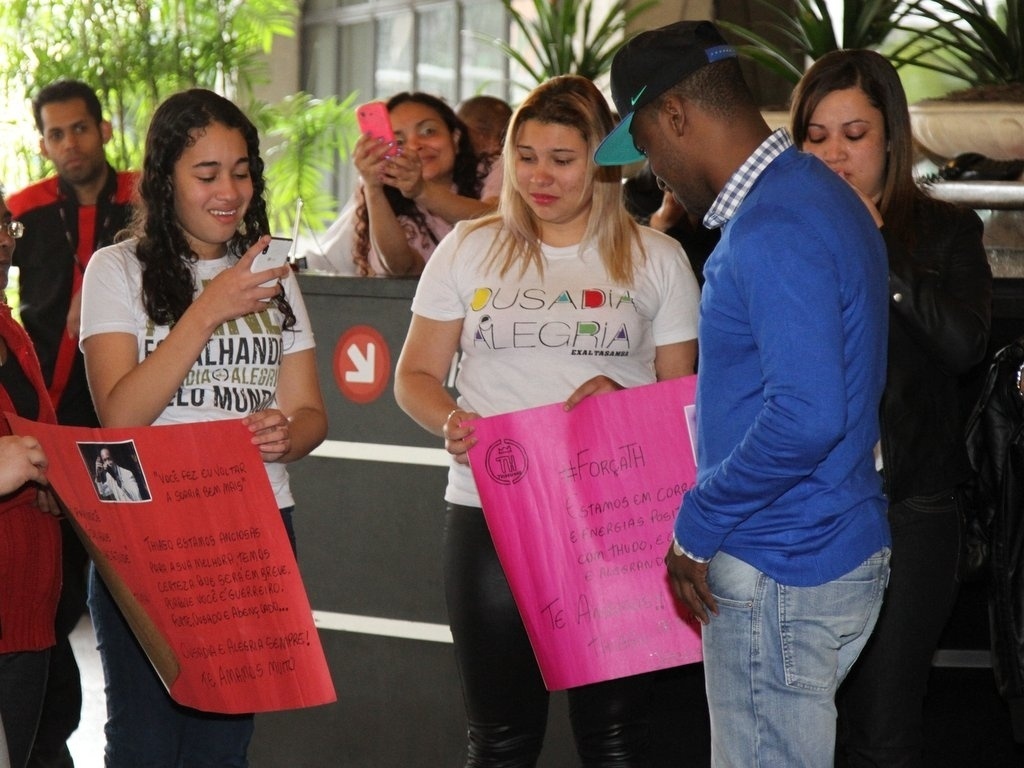 21.jul.2013 - Thiaguinho lê as mensagens escritas por fãs enquanto ele estava internado - AgNews