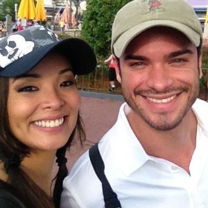 Carol Nakamura e Sidney Sampaio durante viagem para a Disney