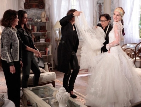 Nicole (Marina Rui Barbosa) experimenta o vestido de noiva em "Amor à Vida"
