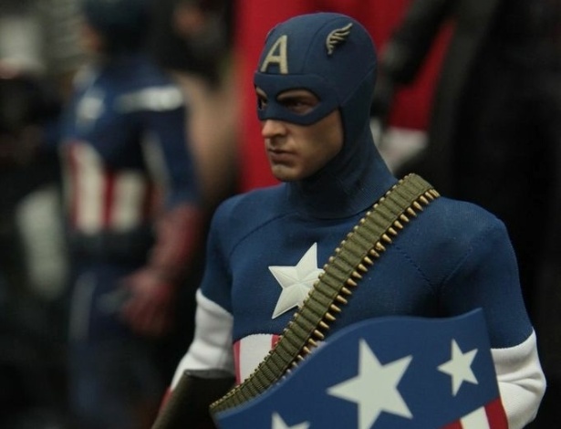Action figure inspirado no primeiro filme do Capitão América, quando o herói usava uma das primeiras versões de seu uniforme e escudo - Omelete
