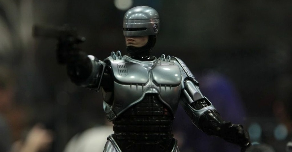 Boneco fotorrealista inspirado na série original de filmes "Robocop" - Omelete
