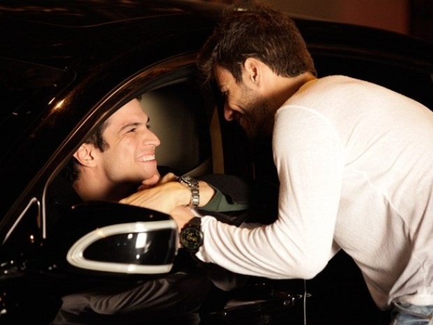 Em "Amor À Vida", Félix reencontra Anjinho e os dois acabam no flat do modelo