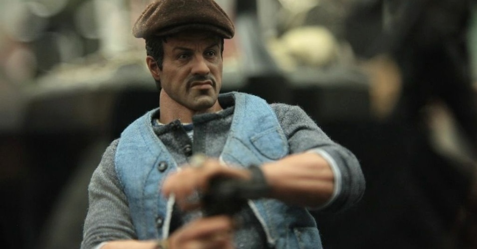 Estátua de Sylvester Stallone em ação em filme da franquia "Mercenários" - Omelete
