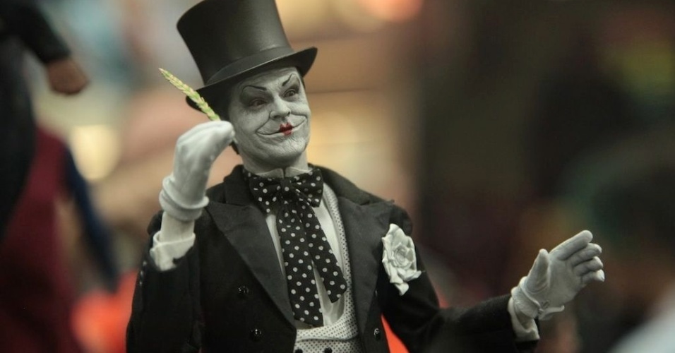 Estátua recria o famoso Coringa de Jack Nicholson, presente nos filmes de Batman de Tim Burton - Omelete