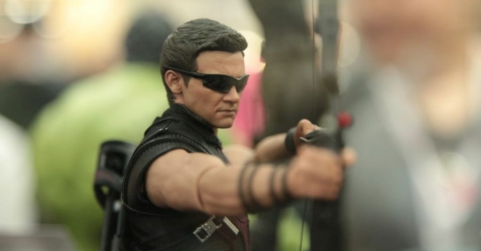 Jeremy Renner como Gavião Arqueiro em cena de "Os Vingadores"... ops, quase isso - é só um boneco - Omelete