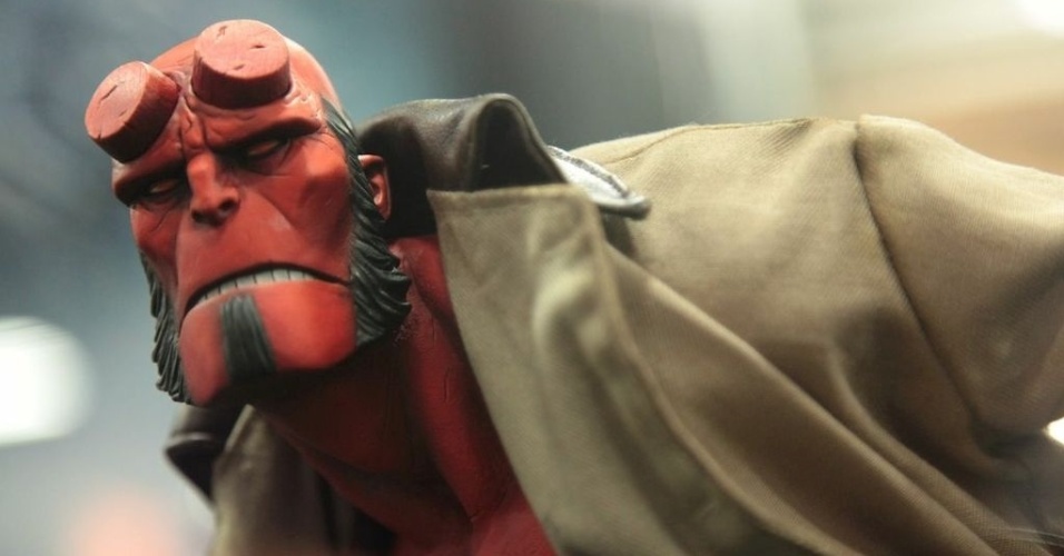Não é exatamente fotorrealista porque a inspiração para esse Hellboy são os quadrinhos de Mike Mignola, mas é difícil negar que o boneco parece ter vida própria, não? - Omelete