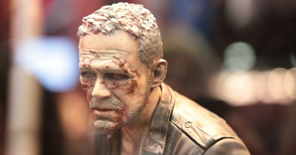 O personagem Merle Dixon (Michael Rooker), do seriado "Walking Dead", aparece em versão zumbificada - Omelete