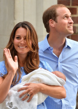 Kate acena para os súditos ao sair do hospital com o filho e o marido, príncipe William - AFP PHOTO / BEN STANSALL