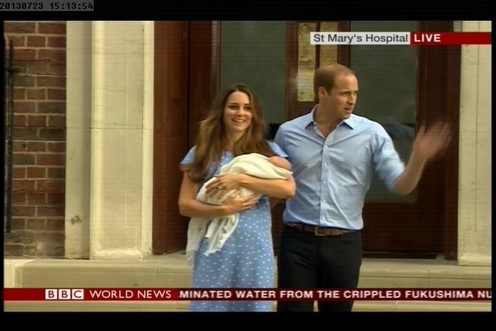 23.jul.2013 - Kate e William deixam hospital com bebê real