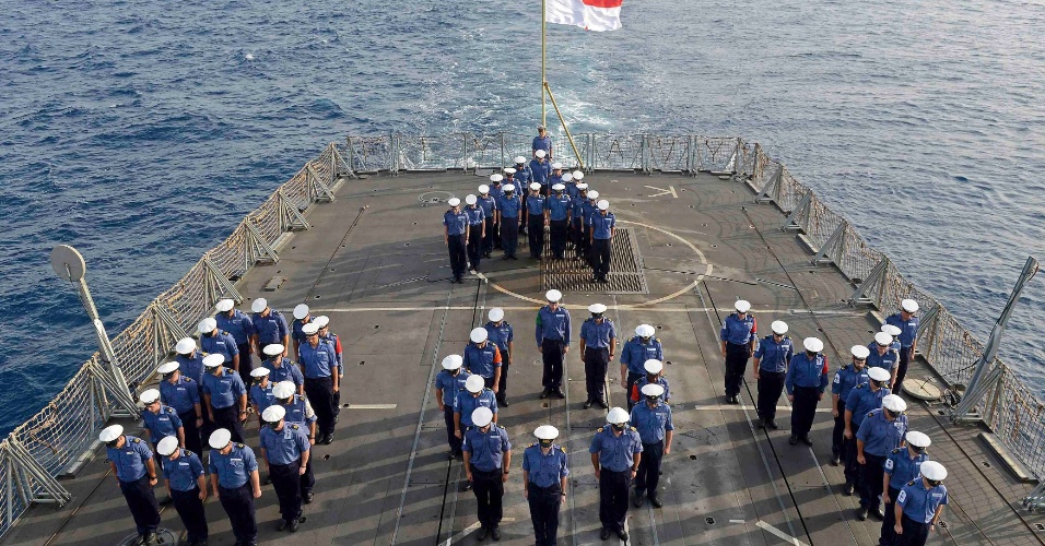23.jul.2013 - Marinheiros do Navio real HMS Lancaster foram a palavra "Boy" (menino, em inglês) em homenagem ao nascimento do bebê real no deck do navio, que está no Caribe. A foto foi divulgada pelo Ministro da Defesa da Grã-Bretanha
