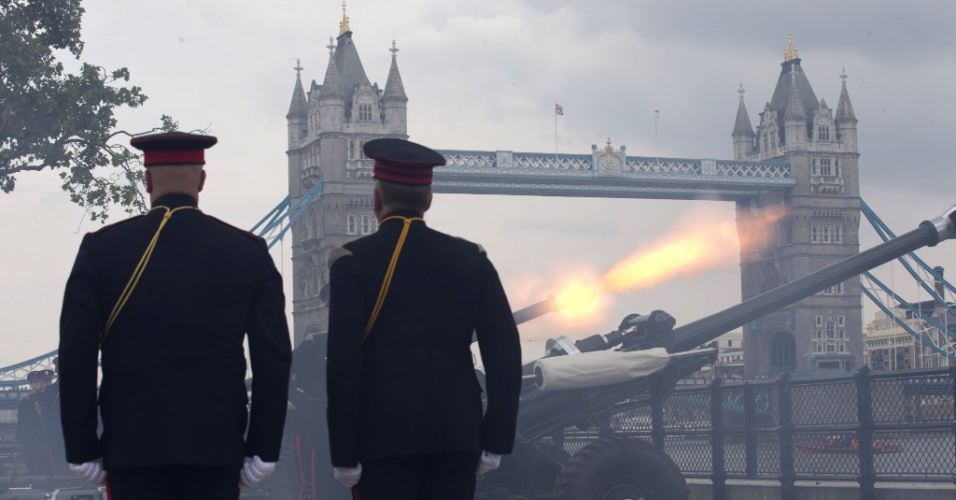 23.jul.2013 - Membros da Companhia honorária da artilharia (HAC), Regimento da reserva do exército da cidade de Londres soltam tiros de canhão da Torre de Londres, no centro da cidade, em homenagem ao nascimento do bebê real