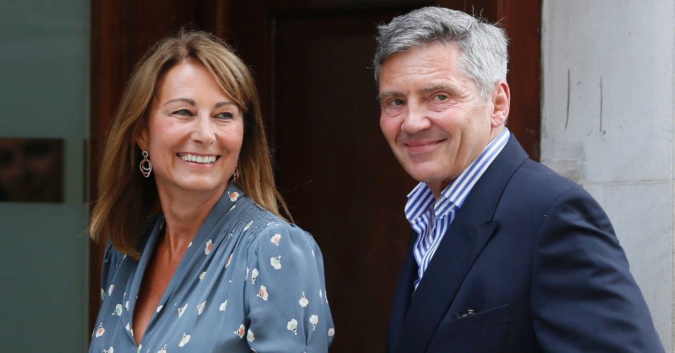 23.jul.2013 - Michel e Carole Middleton, pais da duquesa Catherine, visitam a filha na Lindon Wing no hospital St.Mary, em Londres