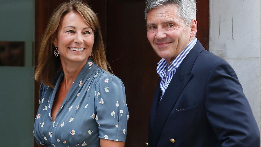 23.jul.2013 - Michel e Carole Middleton, pais da duquesa Catherine, visitam a filha na Lindon Wing no hospital St.Mary, em Londres