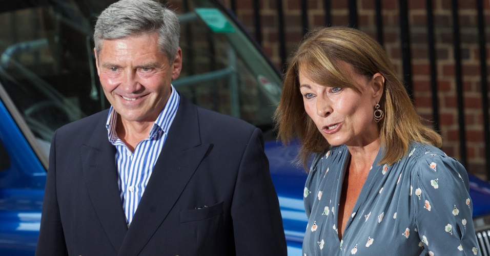 23.jul.2013 - Michel e Carole Middleton, pais da duquesa Catherine, visitam a filha na Lindon Wing no hospital St.Mary, em Londres.