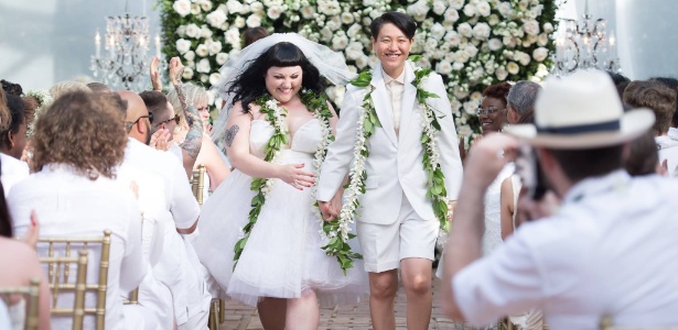 A cantora Beth Ditto e a namorada, Kristen, se casaram em cerimônia no Havaí