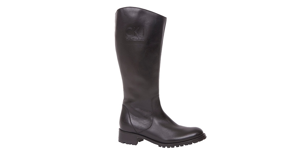 Bota preta com solado grosso; R$ 479, na Calvin Klein (Tel.: 11 3817-5704). Preço pesquisado em  julho de 2013 e sujeito a alterações - Divulgação