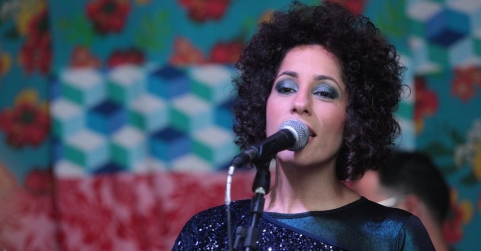 23.jul.2013 - "É uma historinha com começo, meio e fim, tem um jeito de roteiro de curta-metragem", disse a cantora ao UOL - Leo Franco / AgNews