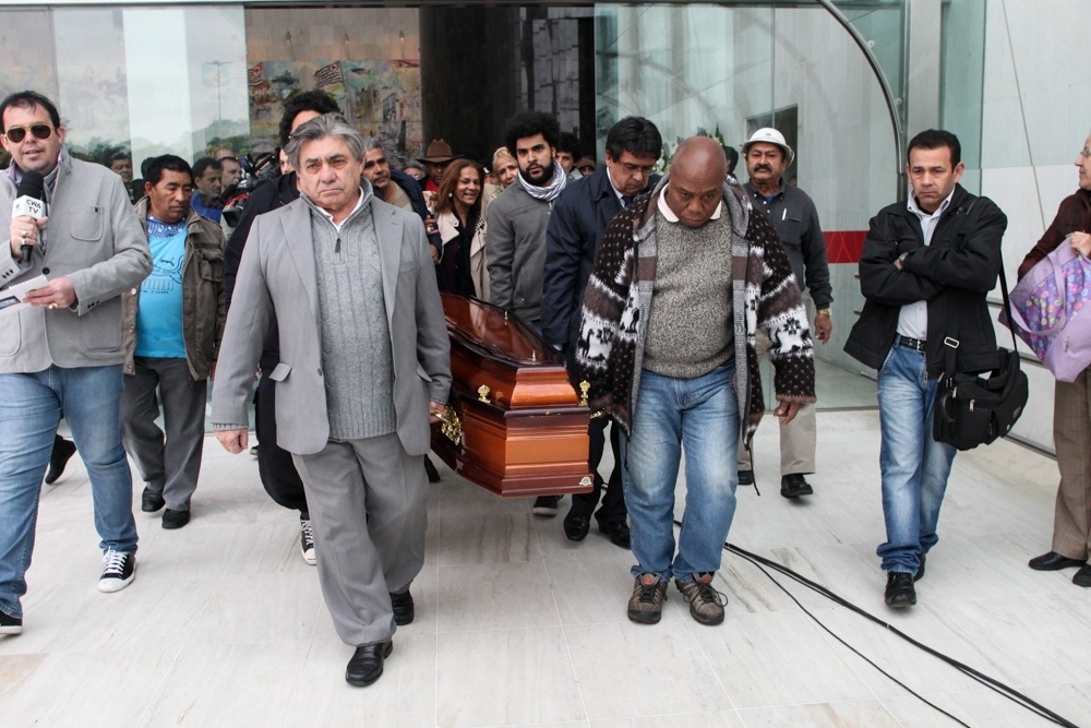 24.jul.2013 - Corpo de Dominguinhos deixa a Assembleia Legislativa de São Paulo. O músico morreu nesta terça-feira por "complicações infecciosas e cardíacas". Ele deverá ser enterrado nesta sexta, em Pernambuco - Bruno Poletti/UOL