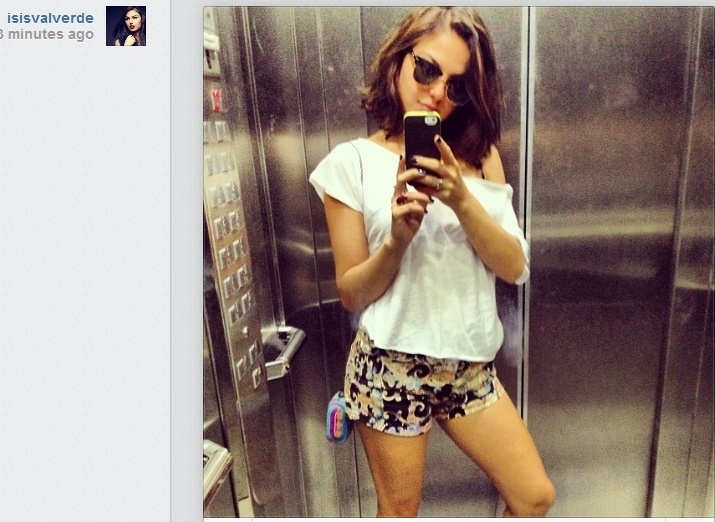 24.jul.2013 - De short curtinho, Isis Valverde tira foto no elevador e publica no Instagram