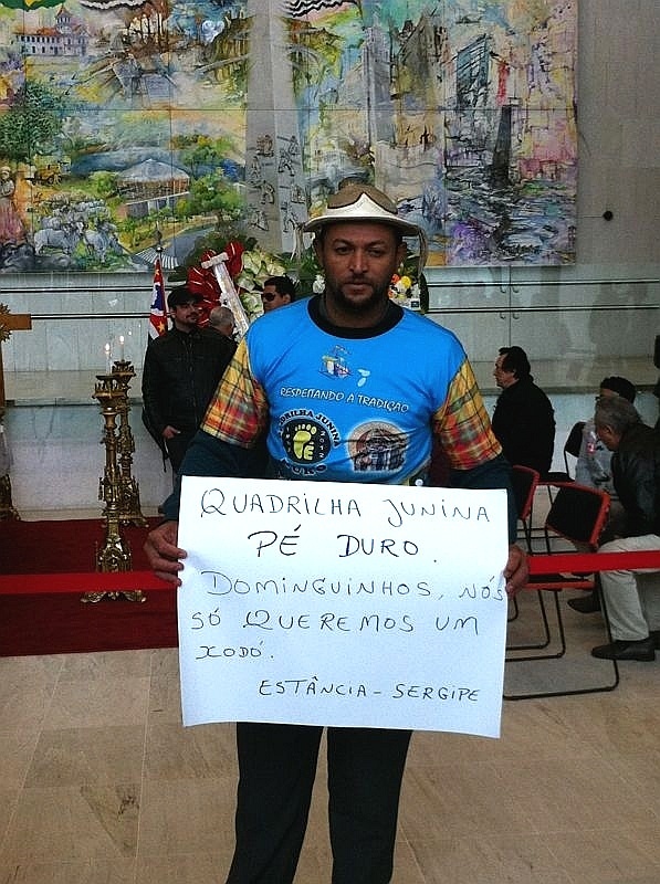 24.jul.2013 - Fã de Dominguinhos se despede do sanfoneiro em velório em São Paulo - Tiago Dias/UOL