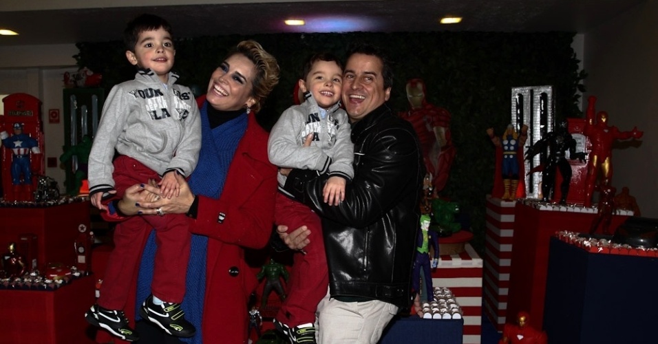 24.jul.2013 - Suzy Rêgo e seu marido, o ator e mímico Fernando Vieira, comemoraram o aniversário de seus filhos gêmeos, Marco e Mássimo, que completaram 4 anos, em uma casa de festas em São Paulo