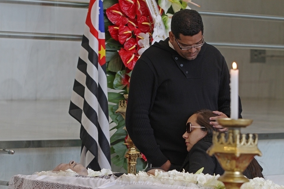 24.jul.2013 - Liv Moraes, filha de Dominguinhos, no velório do sanfoneiro, na Assembleia Legislativa de São Paulo - Shin Shikuma/UOL