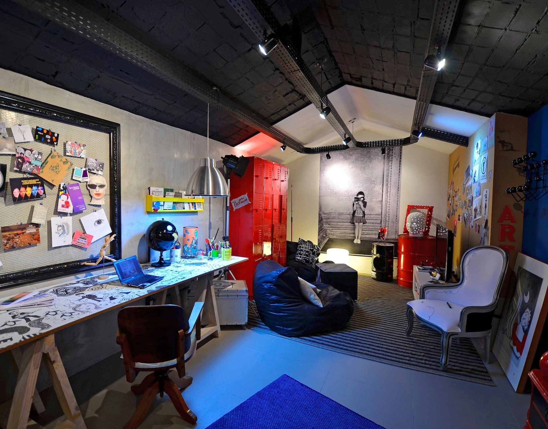 Andressa Justo e Isabel Marroni propuseram uma república estudantil com destaque para o suporte aparente de luzes, os armários escolares de metal e a ampla bancada. A edição gaúcha da Casa Cor fica em cartaz até dia 4 de agosto de 2013, na Alameda Alceu Wamosy, 91, em Porto Alegre. Outras informações: www.casacor.com.br/riograndedosul/ - Eduardo Liotti/ Divulgação