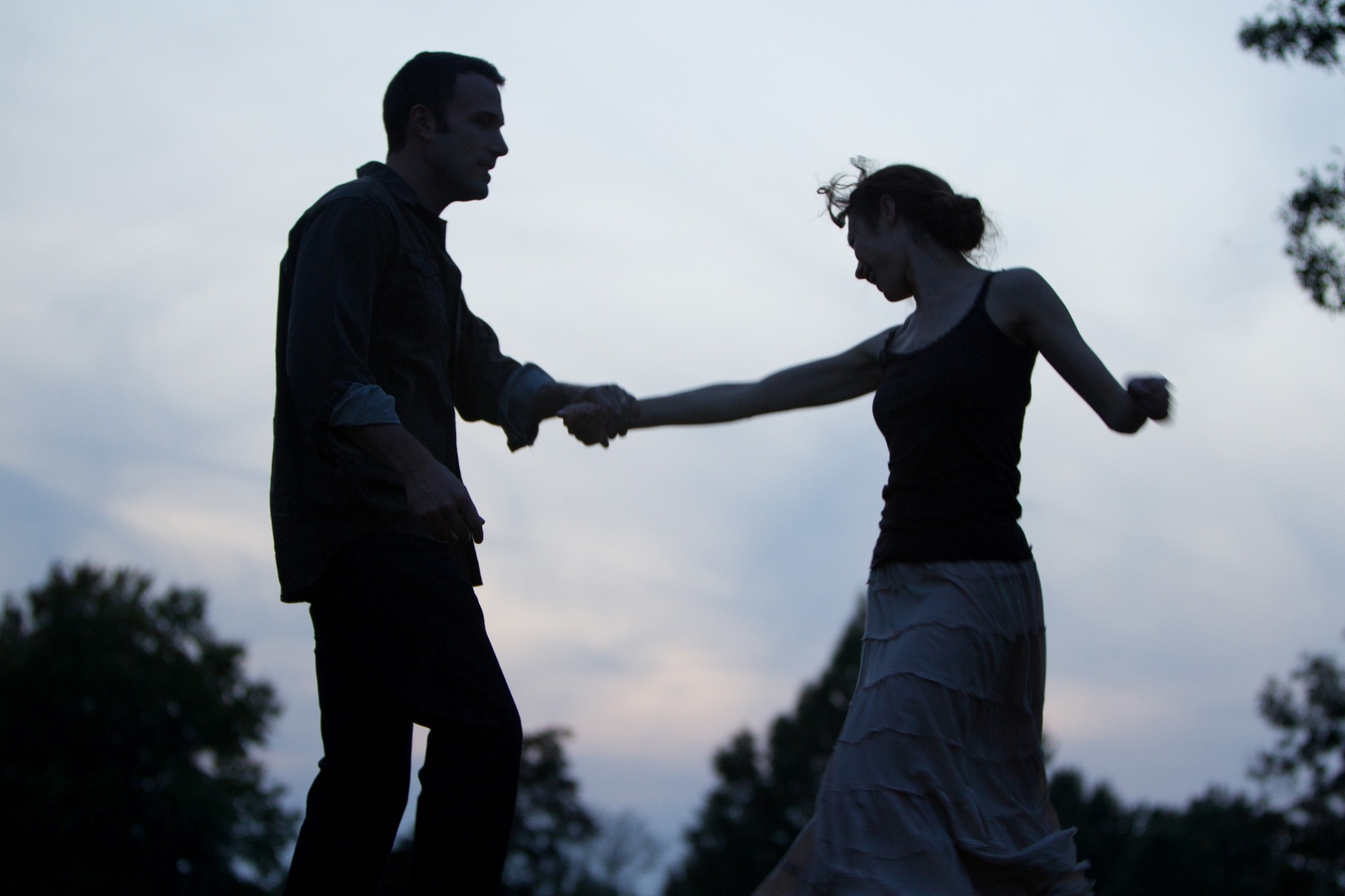 Cena do filme "Amor Pleno", dirigido por Terrence Malick e estrelado por Ben Affleck, Olga Kurylenko e Rachel McAdams. Marina, personagem de Olga, vivia em Paris até ser convidada por Neil (Affleck) a mudar-se com ele para os Estados Unidos. É aí que os problemas do casal vêm à  tona - Divulgação / Paris Filmes