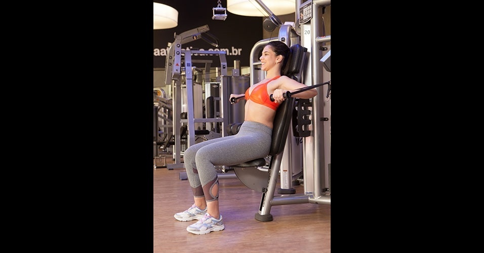 Legging com recorte na perna e microfuros, Penalty, R$ 99,99; top de cirré, Caju Brasil, R$ 89,90; Tênis Training Rainha Nimble, Rainha para Passarela, R$ 99,99 - Rodrigo Capote