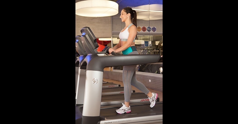 Legging com sobreposição de tecidos e cós alto, Live!, R$ 196,90; top com elástico aparente, Bystep, R$63,80; tênis Wave Saber, Mizuno, à venda na Centauro, R$ 199,99 - Rodrigo Capote