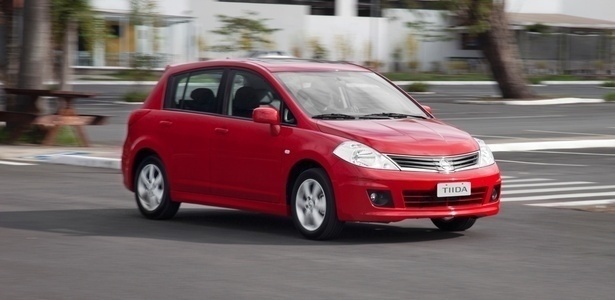 Nissan Tiida hatch com airbags duplo