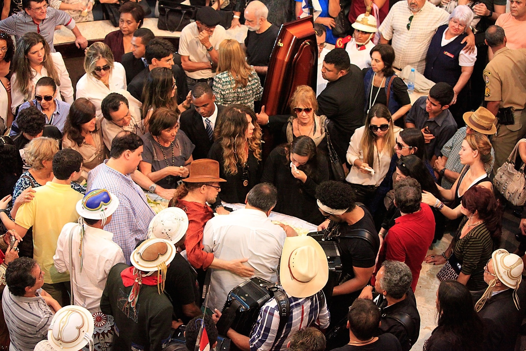25.jul.2013 - A cantora Elba Ramalho vai ao velório de Dominguinhos na Assembléia Legislativa de Pernambuco. Em homenagem ao sanfoneiro, ela cantou "Asa Branca" - João Bita/Alepe