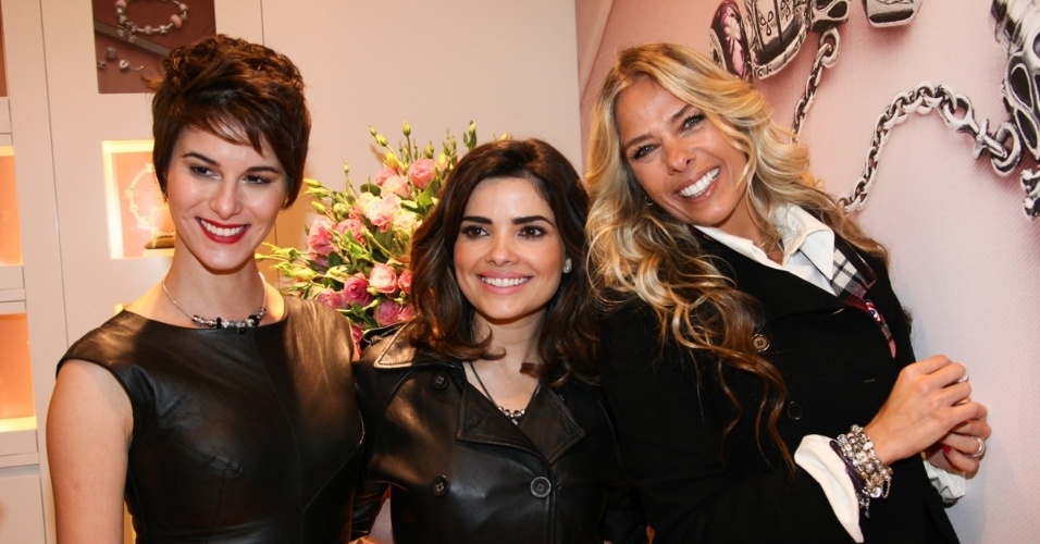 25.jul.2013 - As atrizes Dani Moreno e Vanessa Giácomo e a apresentadora Adriane Galisteu prestigiaram a inauguração de uma joalheria em um shopping de São Paulo
