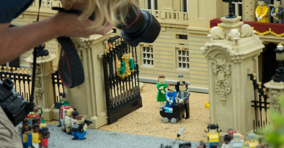 25.jul.2013 - Bonequinhos Lego do bebê real, do príncipe Wiliam e da duquesa Kate, junto com outros membros da família real, são a nova atração da Legolândia em Windsor