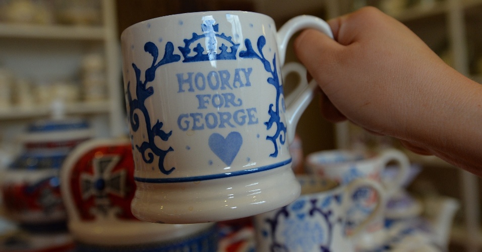 25.jul.2013 - Caneca de cerâmica comemorativa pelo nascimento do príncipe George de Cambridge é exposta na loja Emma Bridgewater   em Hanley, Stoke-on-Trent