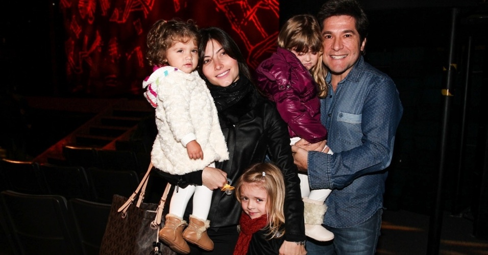 25.jul.2013 - O cantor Daniel vai com a mulher Aline, as filhas Lara e Luiza e a sobrinha Bibi assistir ao espetáculo "O Rei Leão" em teatro de São Paulo